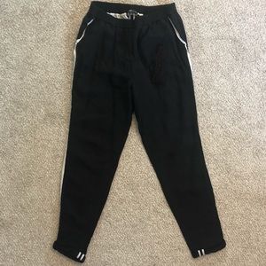 Elizabeth and James pull on pants M